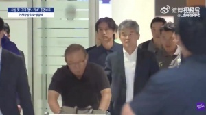 凌晨四点抵韩的洪明甫教练仍遭球迷斥责。