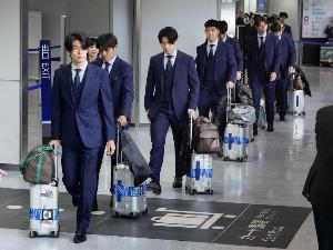 日媒报道：日本约700球迷迎接，现场高呼“大家辛苦”“感谢付出”