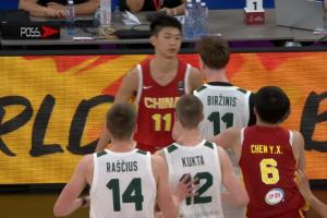 中国U17男篮激怒立陶宛，对方情绪激动，频繁夹臂推搡