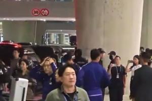 韩国队在机场被球迷狂骂：**种洪明甫！年薪退还！