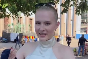 美女小姐姐不靠姿色，而是靠哈兰德吃上流量了
