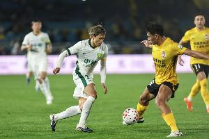 青岛西海岸在中超联赛中主场2-1击败海港后，已连续13轮保持不败战绩