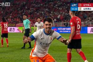 泰山4-0大胜，球员头槌破门并庆祝，效仿库尼亚风格